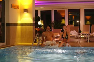 Una piscina cubierta (de 07:00 a 23:00), tumbonas