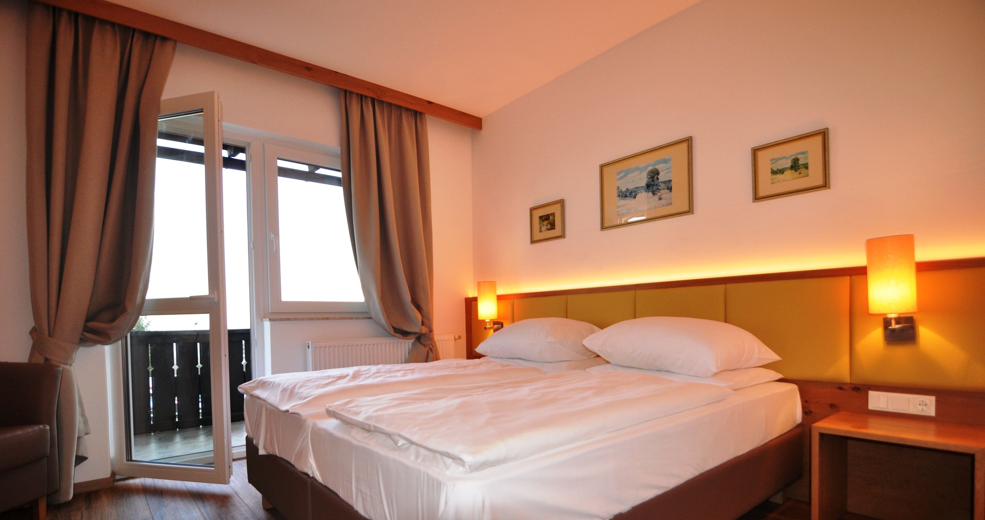 standard double room | in-room safe, desk, free cots/infant beds, free wifi