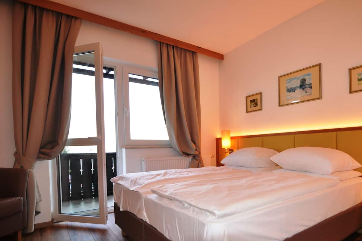standard double room | in-room safe, desk, free cots/infant beds, free wifi