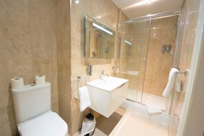 Standard Room, 2 Single Beds | Bathroom | Hair dryer, towels - Edgerton Hotel (Huddersfield)