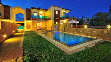 Villa (Ariti) | Courtyard view