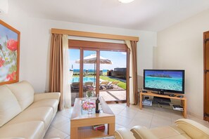 Villa (Ariti) | Zona de estar | Smart TV de 50 pulgadas con canales digitales, una televisión