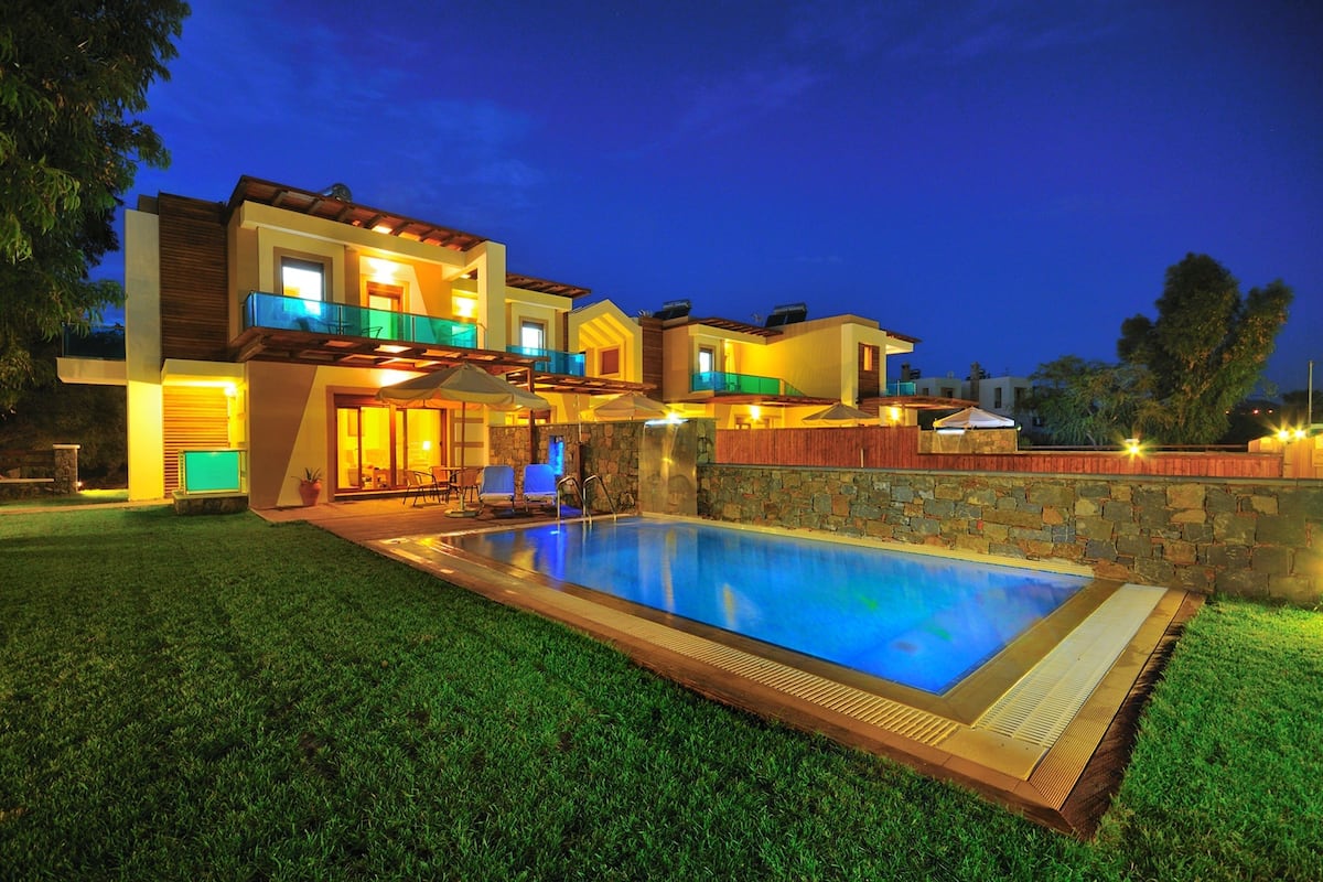 Villa (Alia) | Facciata della struttura - sera/notte