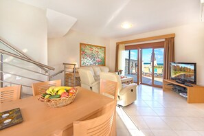 Villa (Alia) | Oppholdsområde | En 50-tommers smart-TV med digitale kanaler samt TV