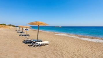 Pantai berhampiran, kerusi lepak pantai, payung, tuala pantai