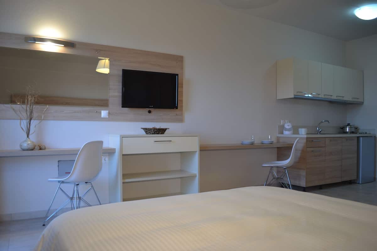 Superior Studio, Balcony, Garden View | Private kitchenette | Fridge, stovetop, electric kettle, cookware/dishes/utensils