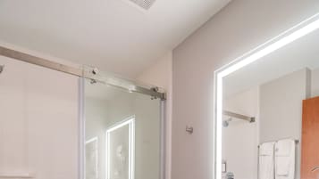 Zimmer, barrierefrei | Badezimmer | Dusche, kostenlose Toilettenartikel, Haartrockner, Handtücher