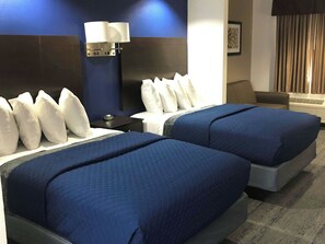 Kamar | Dilengkapi dengan perabotan berbeda-beda dan meja kerja