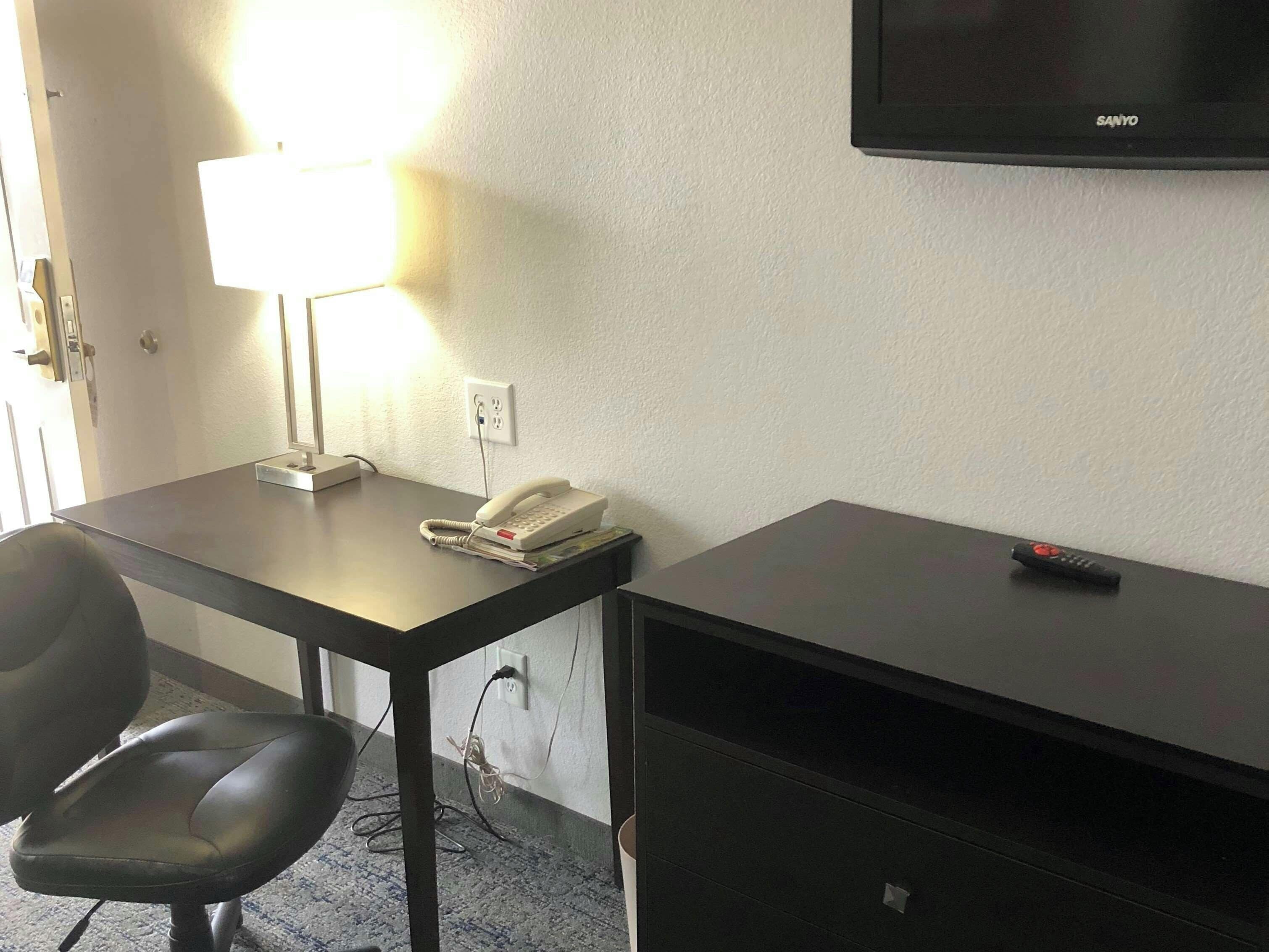 Executive Inn & Suites Joaquin — photo 12