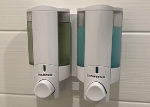 Bañera con ducha, artículos de tocador gratuitos, secador de pelo