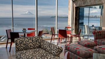 2 restaurants, breakfast served