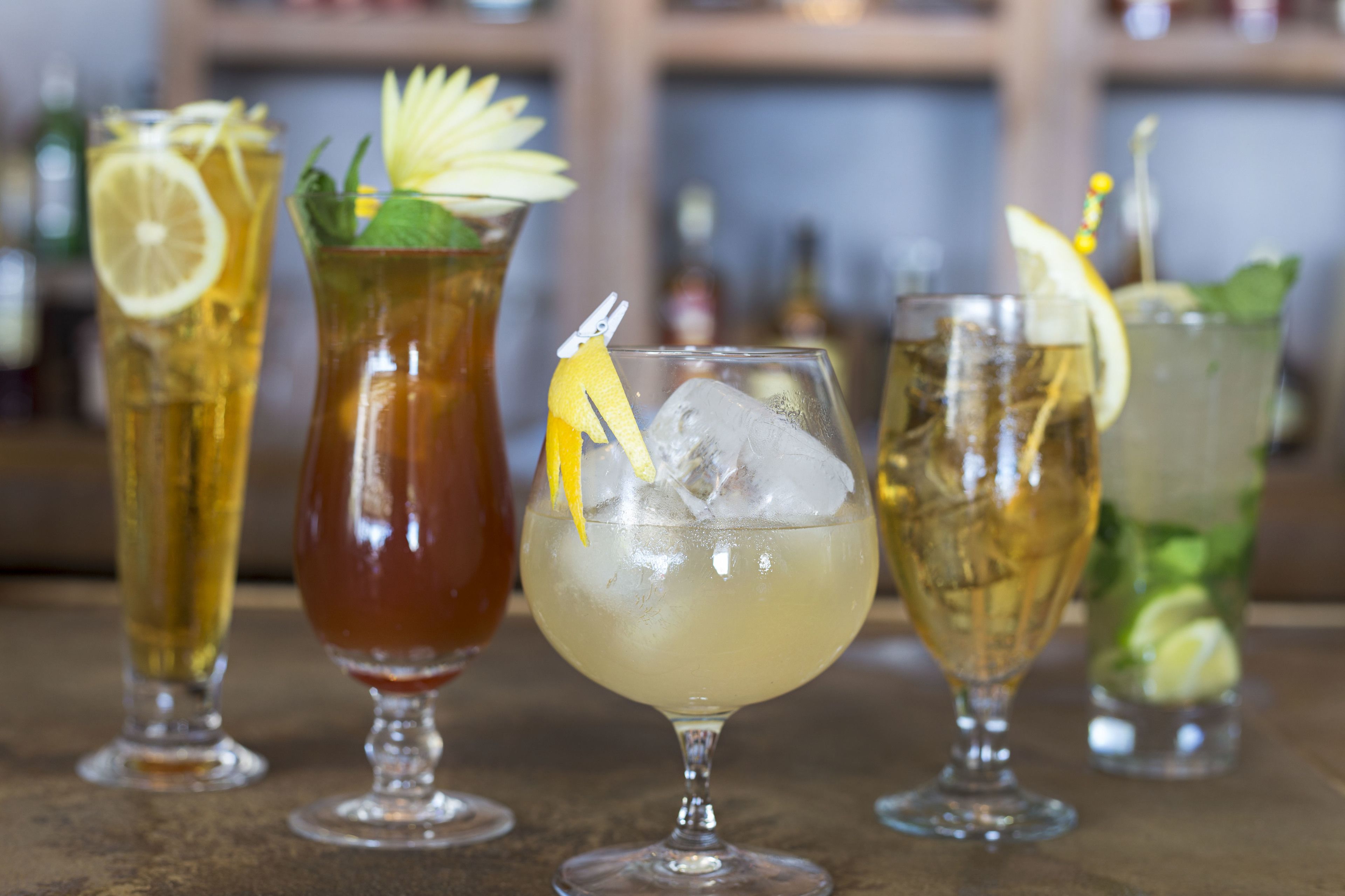 Een barsetting met diverse drankjes in glazen, ijs en garnering.