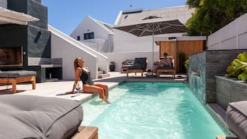 2 piscinas externas, guarda-sóis, espreguiçadeiras