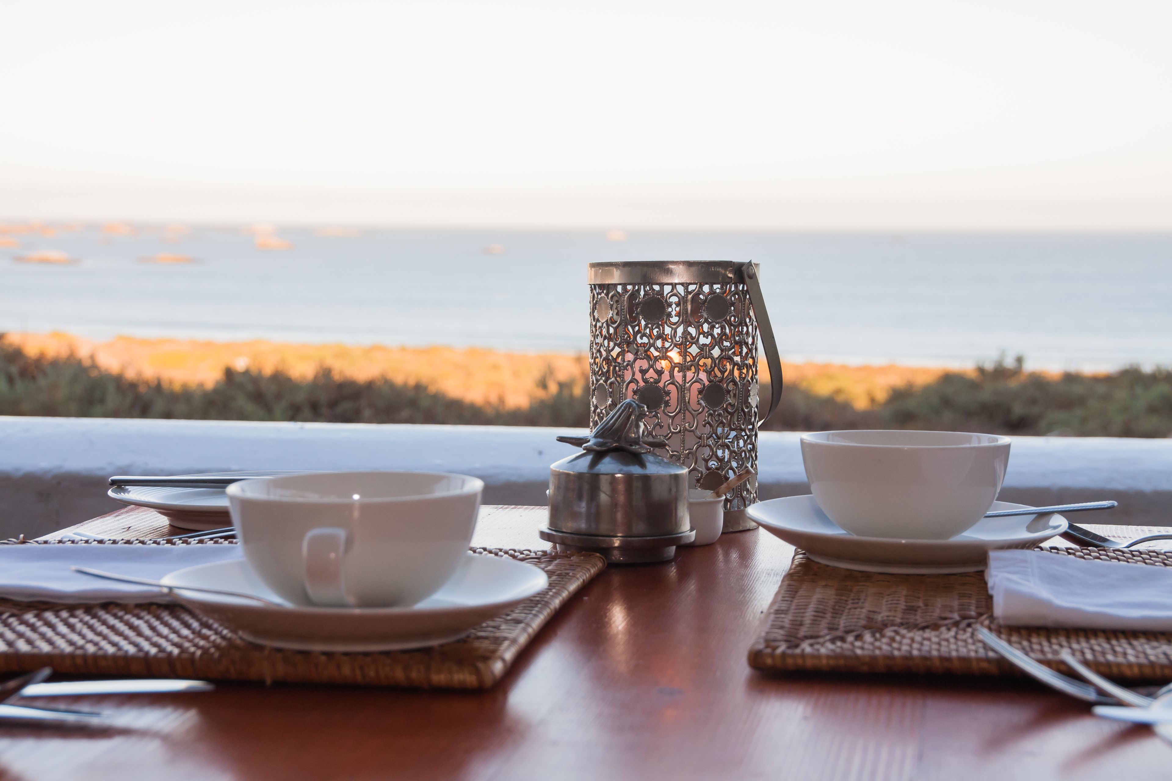 Petit déjeuner, déjeuner et dîner servis sur place, vue sur la mer