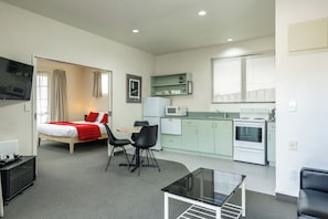 Appartement supérieur, 1 chambre, accessible aux personnes à mobilité réduite | Aire de séjour | Téléviseur connecté de 43 po avec télévision numérique, téléviseur