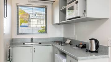 Executive Studio | Private kitchen | Fridge, microwave, coffee/tea maker, electric kettle