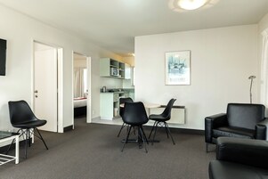 Apartamento de lujo, 2 camas de matrimonio, vistas parciales al mar | Zona de estar | Smart TV de 43 pulgadas con canales digitales, una televisión