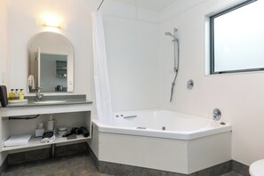 Luxury Studio, Jetted Tub | Bathroom | Designer toiletries, hair dryer, towels, soap - Jasmine Court Motel (Picton)