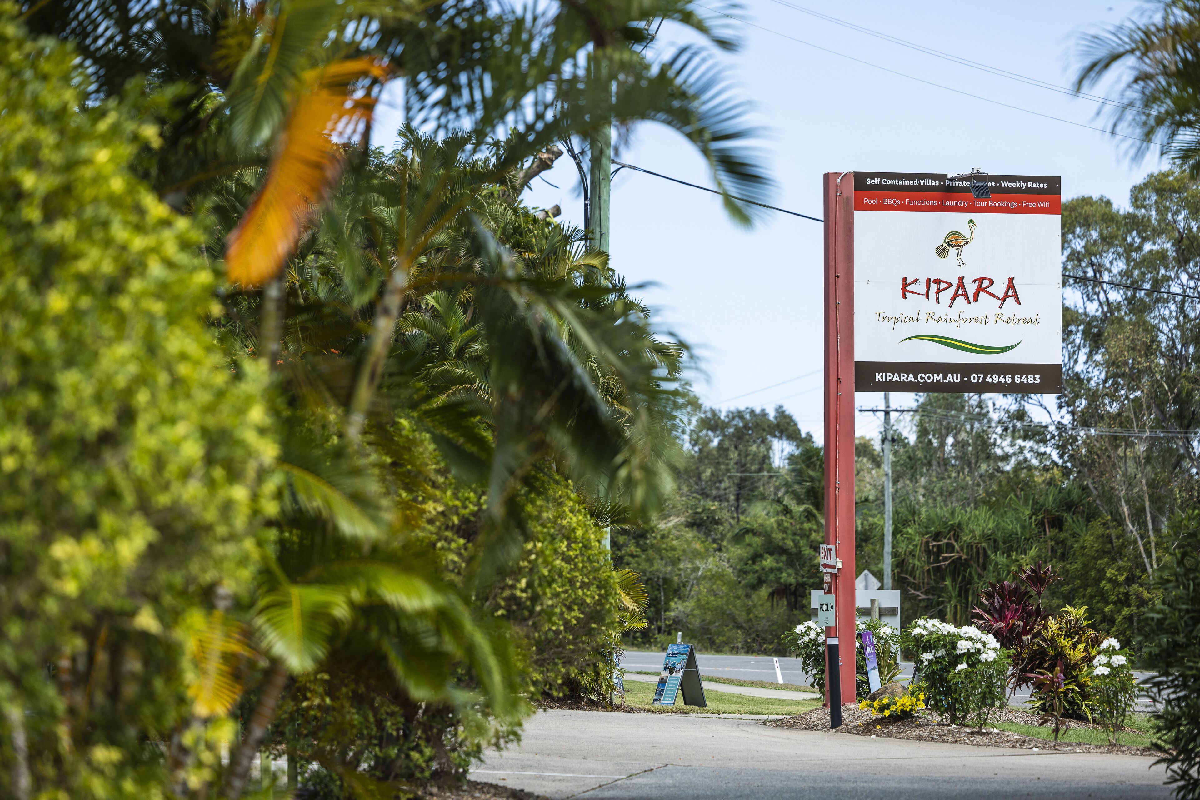 Naamplaatje voor Kipara Tropical Rainforest Retreat met faciliteiten zoals zwembad, barbecue en wasmachine.