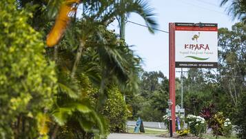 Naamplaatje voor Kipara Tropical Rainforest Retreat met faciliteiten zoals zwembad, barbecue en wasmachine.