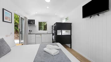 Deluxe Quad Cabin | Living area