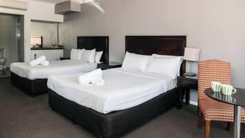 Twin Room | Meja, seterika/papan seterika, Wi-fi percuma, cadar katil