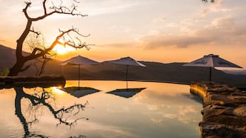 2 piscine all'aperto, ombrelloni da piscina, lettini