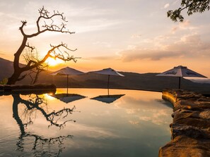 2 outdoor pools, pool umbrellas, sun loungers - aha Bongani Mountain Lodge (Kruger National Park)