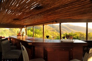 Bar (on property) - aha Bongani Mountain Lodge (Kruger National Park)