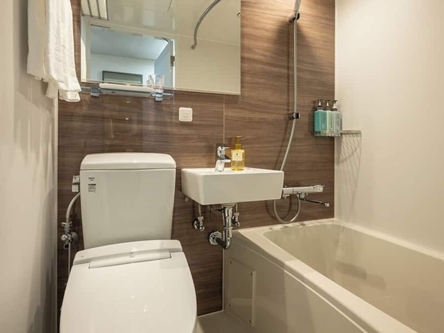 A bathroom with a toilet, sink, and bathtub.