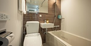 Habitación básica, no fumadores (Economy Double) | Baño | Ducha y bañera combinadas y artículos de higiene personal gratuitos