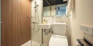 Chambre simple économique, 1 chambre | Salle de bain | Ensemble baignoire-douche, articles de toilette (gratuits)