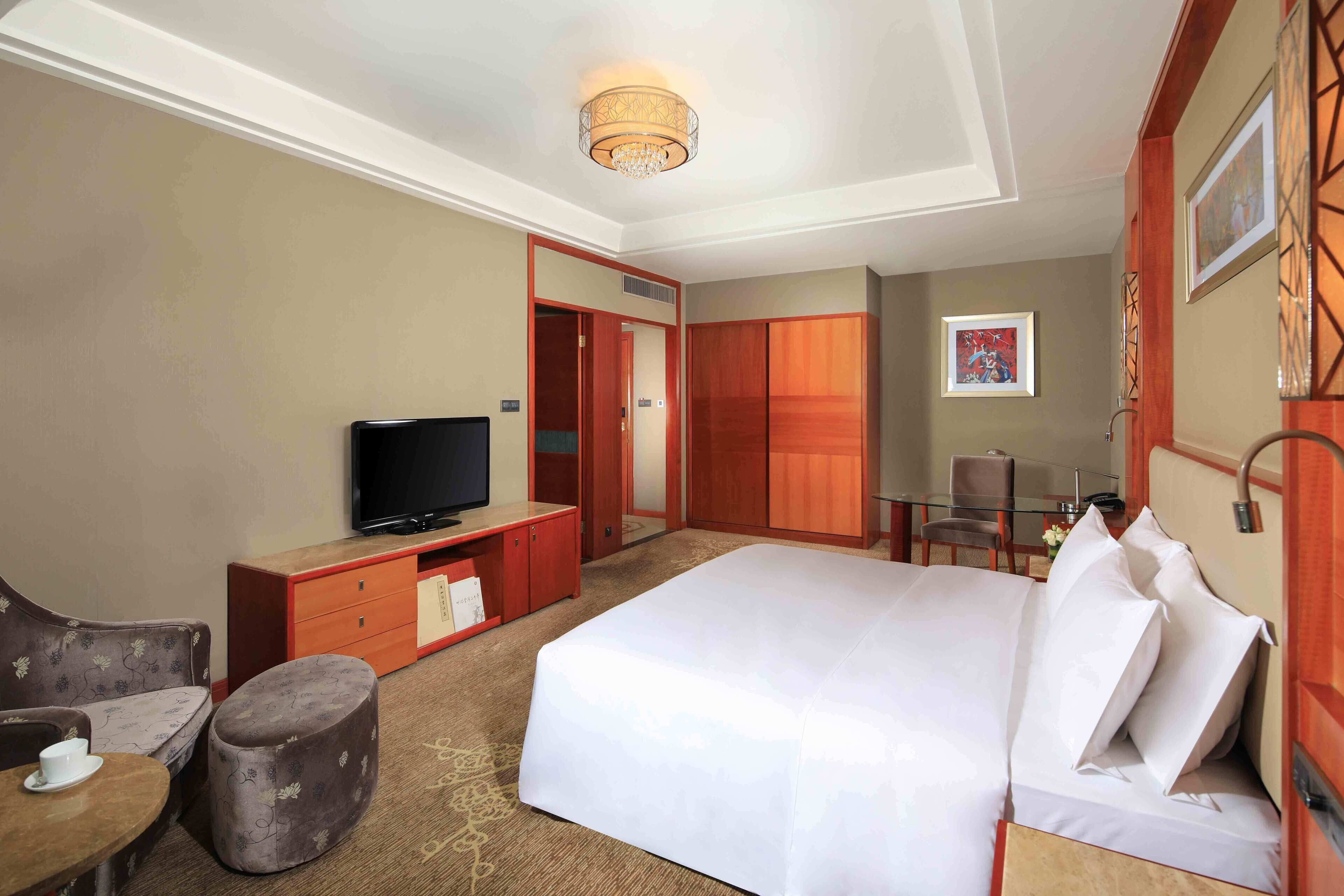 executive room, 1 king bed | premium bedding, down duvets, select comfort beds, minibar