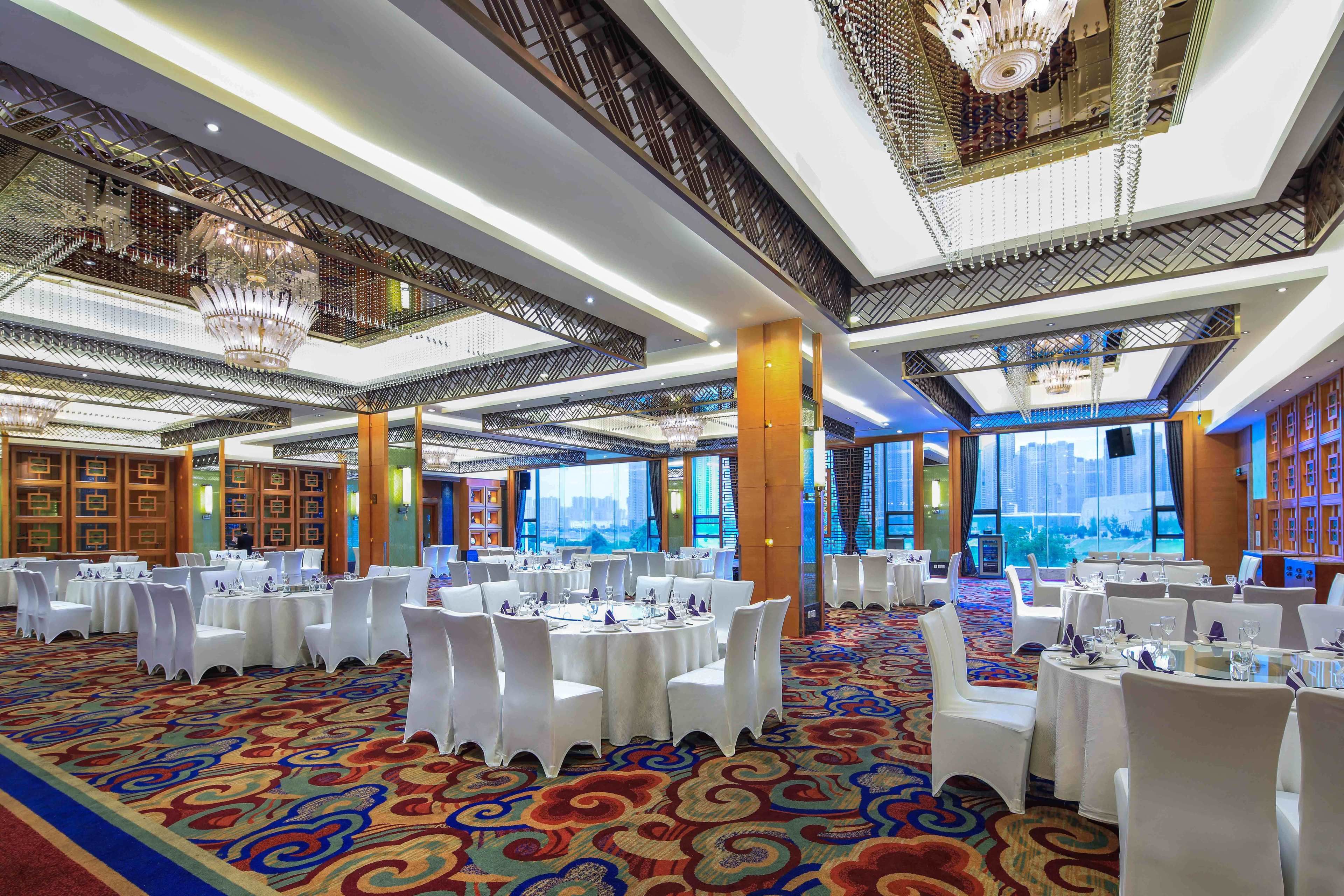 4 restaurants, breakfast served