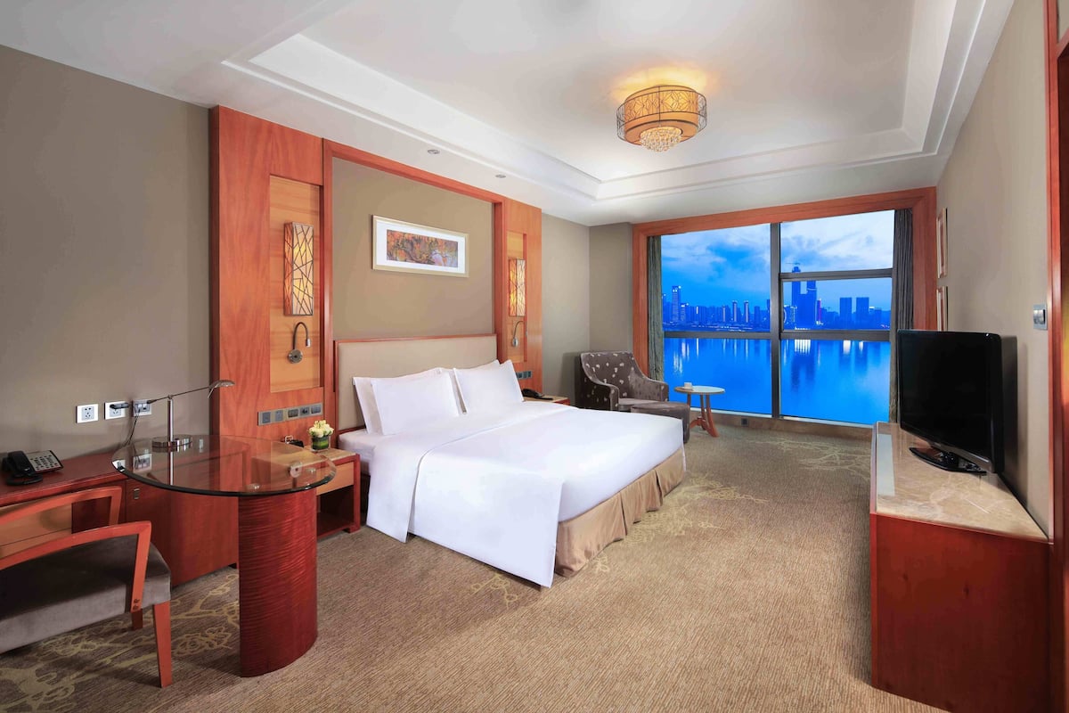 premium bedding, down duvets, select comfort beds, minibar