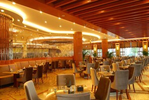 4 restaurants, breakfast served