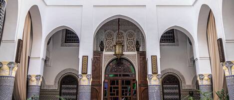 Frukost, lunch och middag serveras och det finns även uteservering.