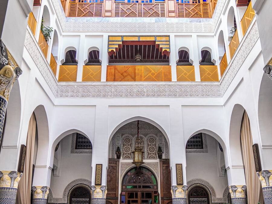 Melayani sarapan, makan siang, makan malam; dengan santap malam alfresco
