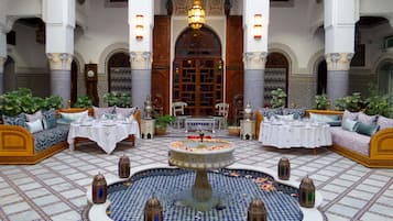 Aperto a colazione e pranzo, cucina marocchina, con tavoli all'aperto 