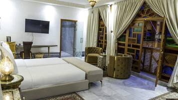 Luksusrom | Sengetøy av topp kvalitet, minibar, safe på rommet og skrivebord