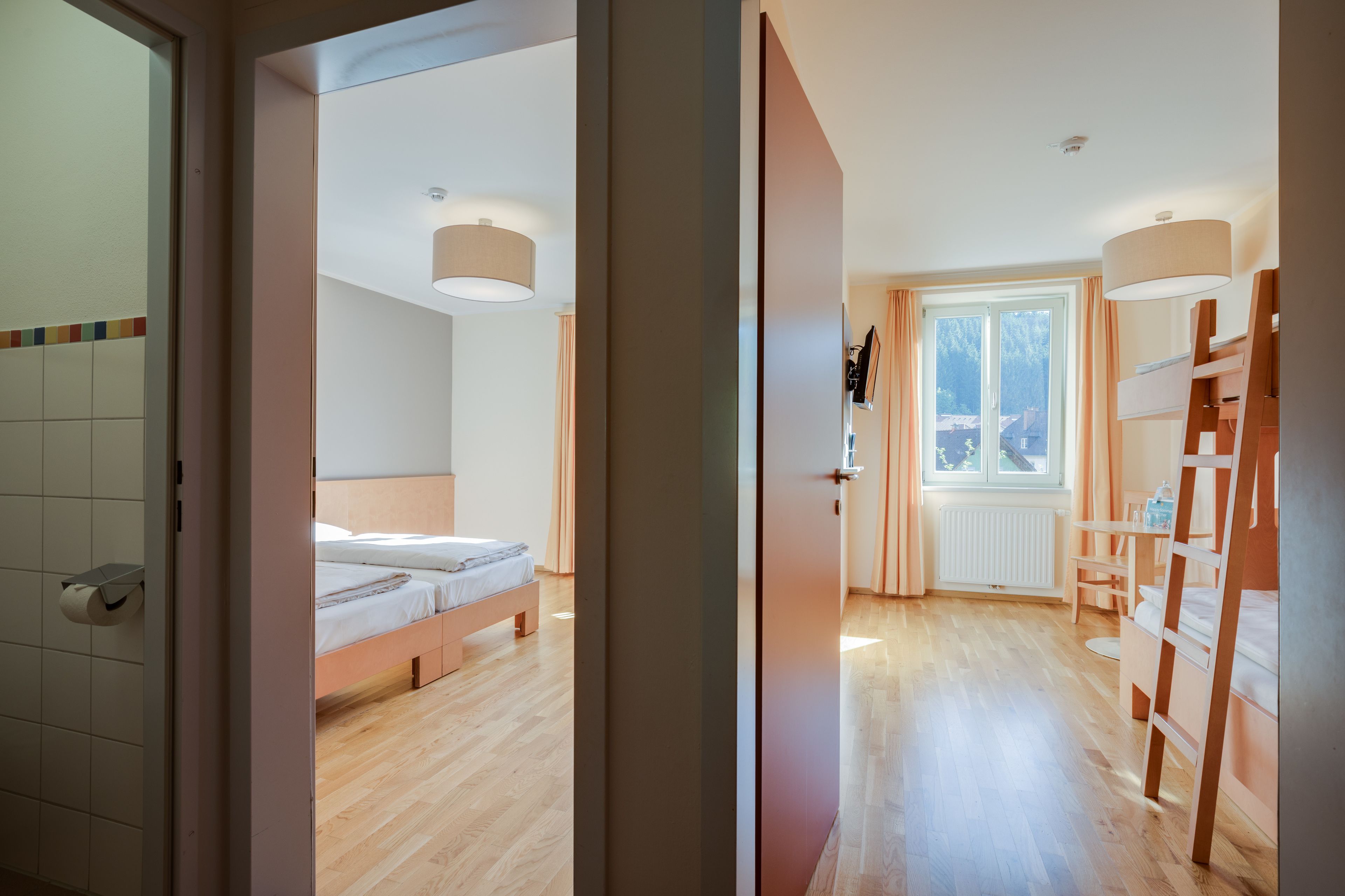 Un dormitorio moderno con una cama de madera, una mesita de noche y una ventana con cortinas.