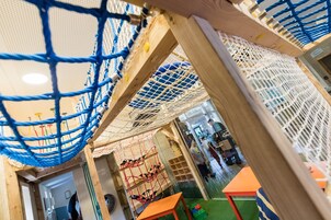 Zona de juegos infantil cubierta