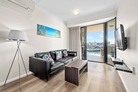 Flat-screen TV, DVD player. Dolphin Quay Apartments