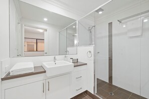 Douche, articles de toilette gratuits, sèche-cheveux