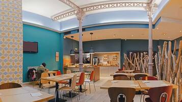 อาหารเช้าแบบบุฟเฟ่ต์ทุกวัน (EUR 15 ต่อคน)