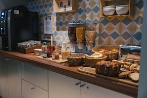 Un buffet de petit-déjeuner proposant une variété d’aliments et d’accompagnements.