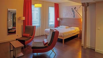 Premium bedding, in-room safe, desk, blackout drapes