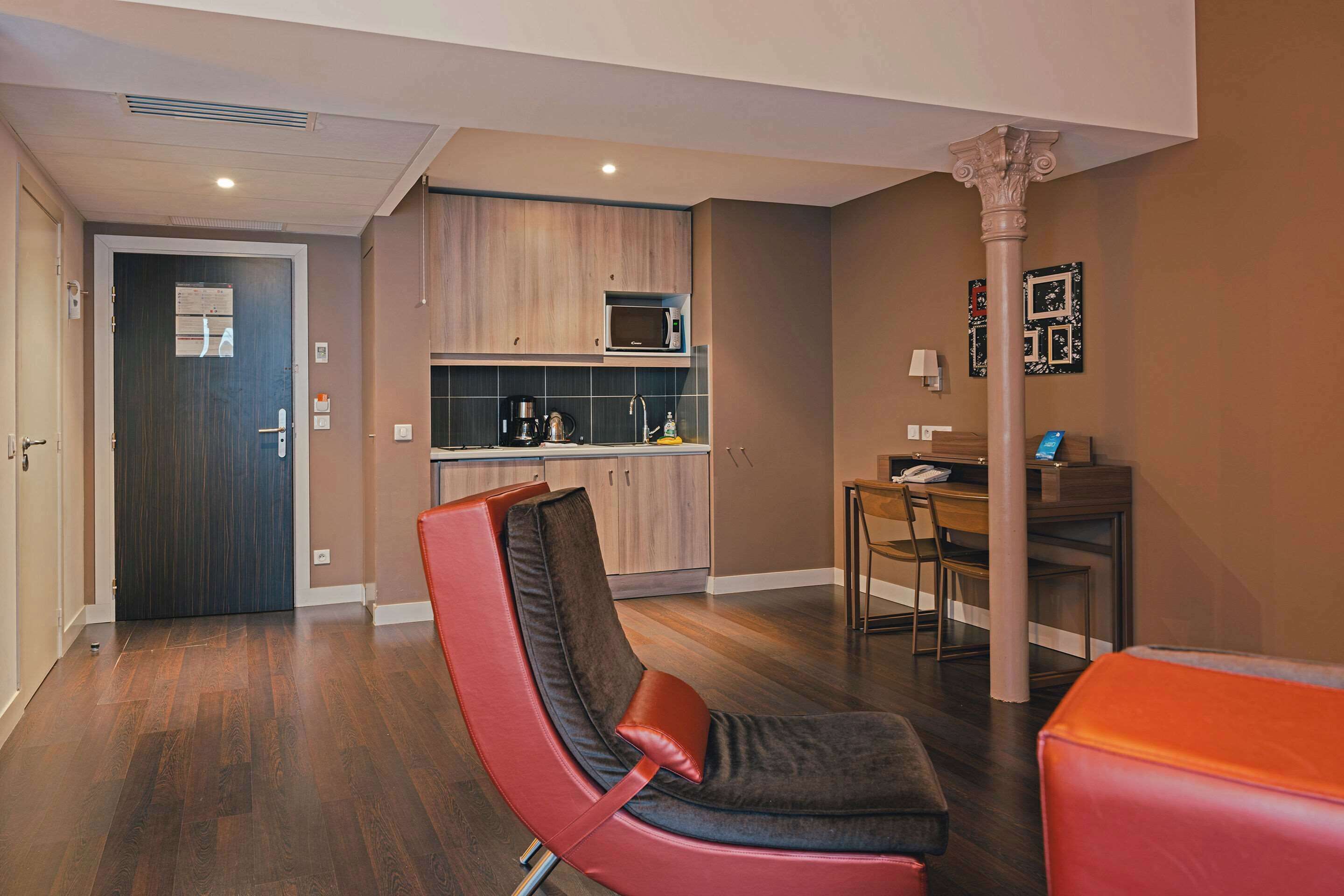 Premium bedding, in-room safe, desk, blackout drapes