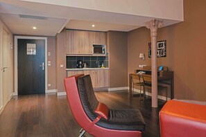 Sengetøy av topp kvalitet, safe på rommet og skrivebord