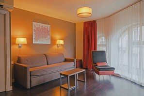 Appartement 1 chambre | Sengetøy av topp kvalitet, safe på rommet og skrivebord